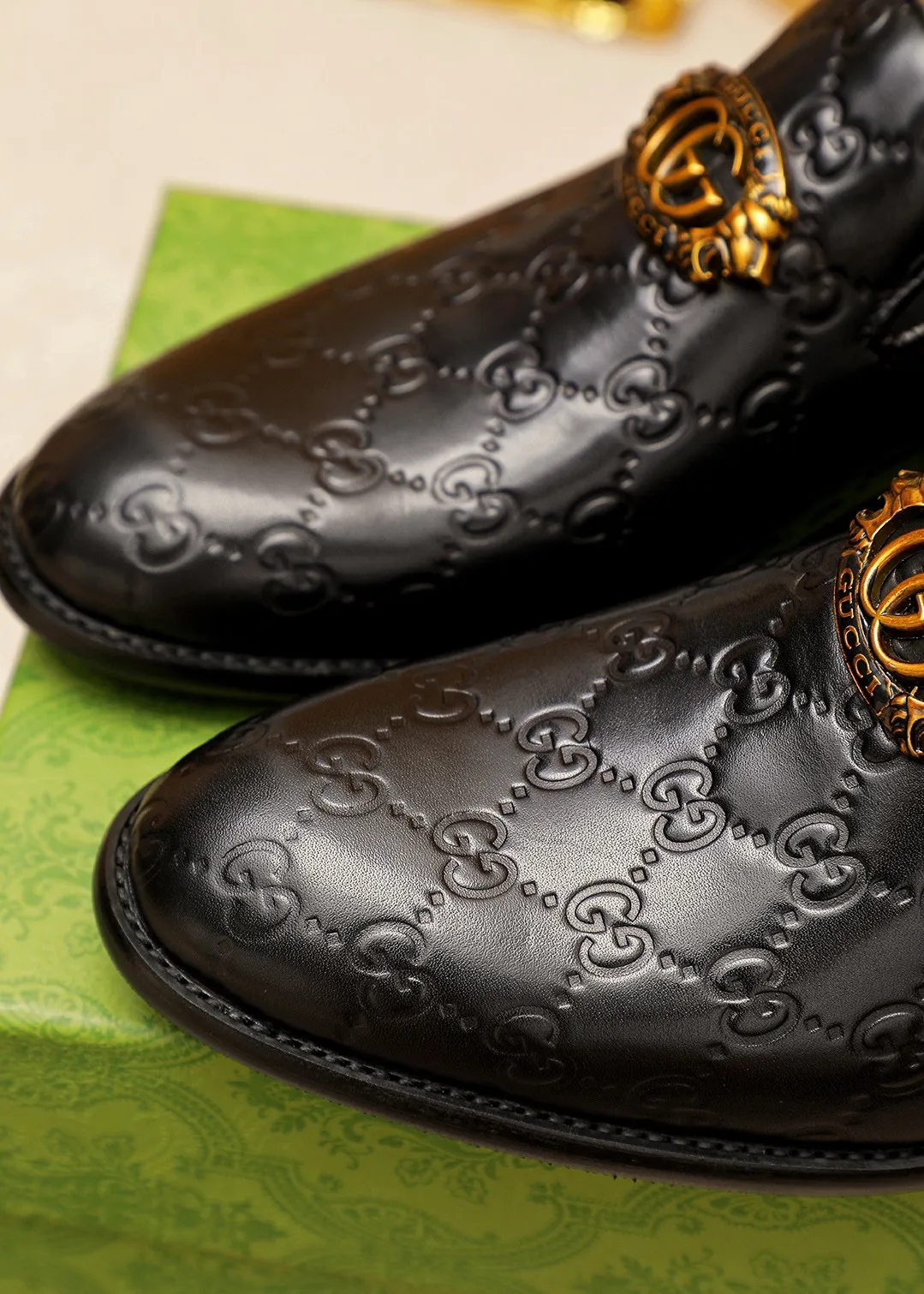 Men's shoes 💰400 💐 Product trademark: GUCCI "Gucci" casual leather shoes Regular size: 39-44 (38.45.46🉑️Customized) Product materials: Selected imported first-layer calfskin embossed upper + original hardware buckle, imported 🐑 sheepskin lining. Strong three-dimensional visual effect, combined outsole Color: 1⃣️color optional